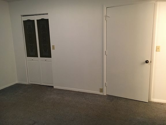 3rd image of 320 W Elm St