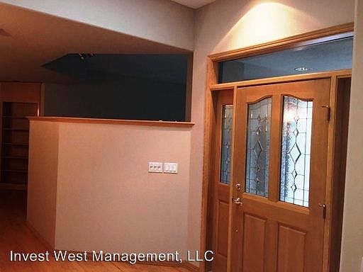 4th image of 9619 NE Oak View Dr
