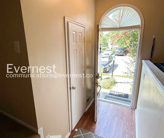 1926 Wicklow Ct — Photo 3
