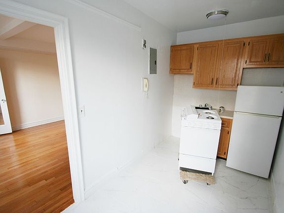 4th image of 455 W 34th St APT 14B