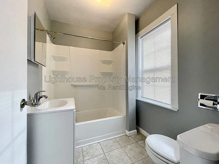 1910 Franklin St — Photo 10