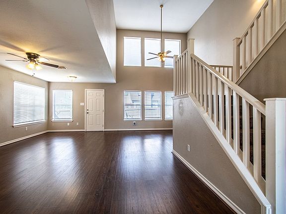 3rd image of 2833 Victoria Park Dr