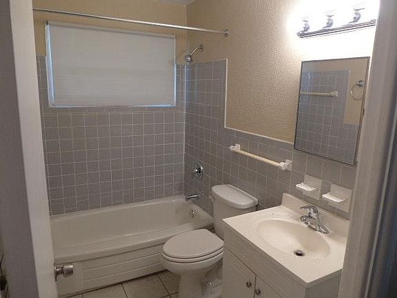 3rd image of 1352 Farmview Ave