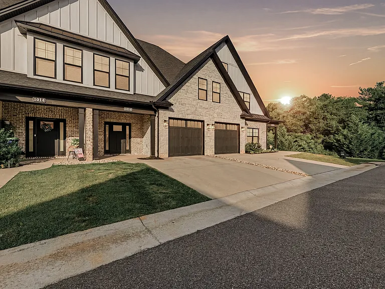 1020 Easton Ct — Photo 1