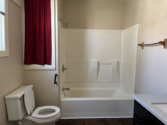 2nd image of 833 Frederick St