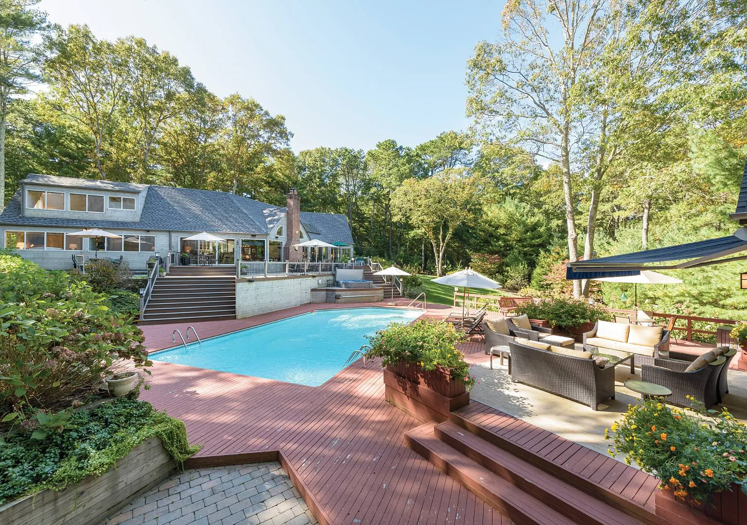 Entertainer's Delight With Style And Space In A Private Setting — Photo 1