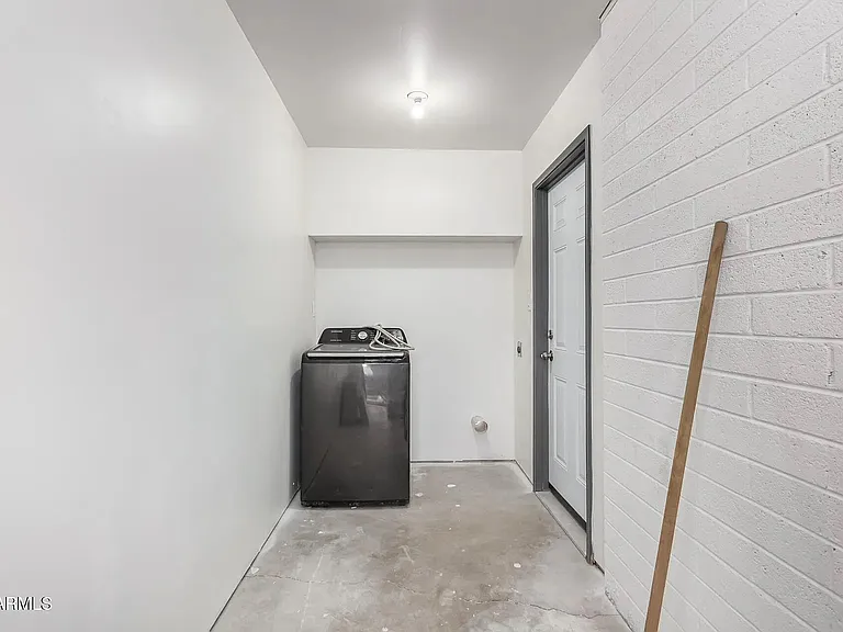 5209 W Hatcher Rd — Photo 9