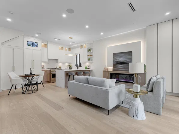 182 Ontario Pl #1, Vancouver, BC V5W 1S2