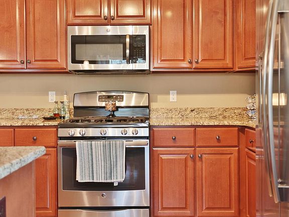 4th image of 481 Oakview Dr