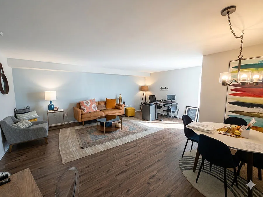 Aristocrat Apartments — Photo 3