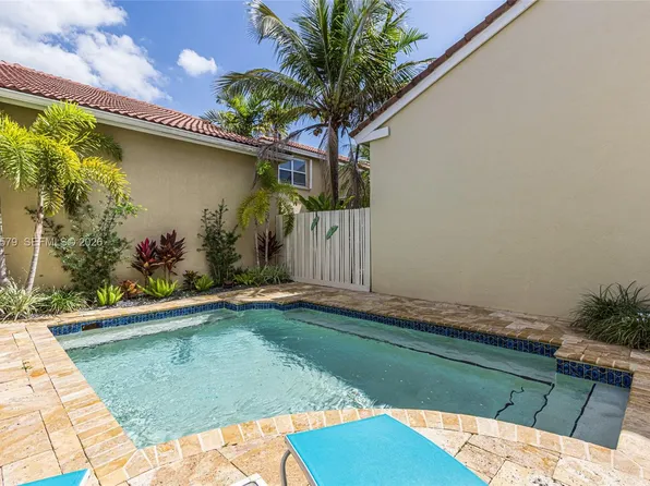 1125 Queen Palm Ct, Hollywood, FL 33019