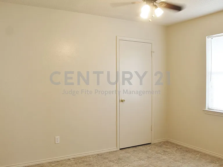 1104 Curtis Dr — Photo 8