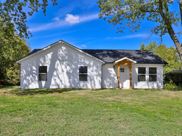 417 E College Street, Aurora, MO 65605