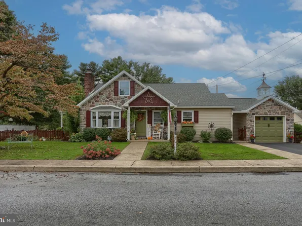 126 S Walnut St, Hummelstown, PA 17036