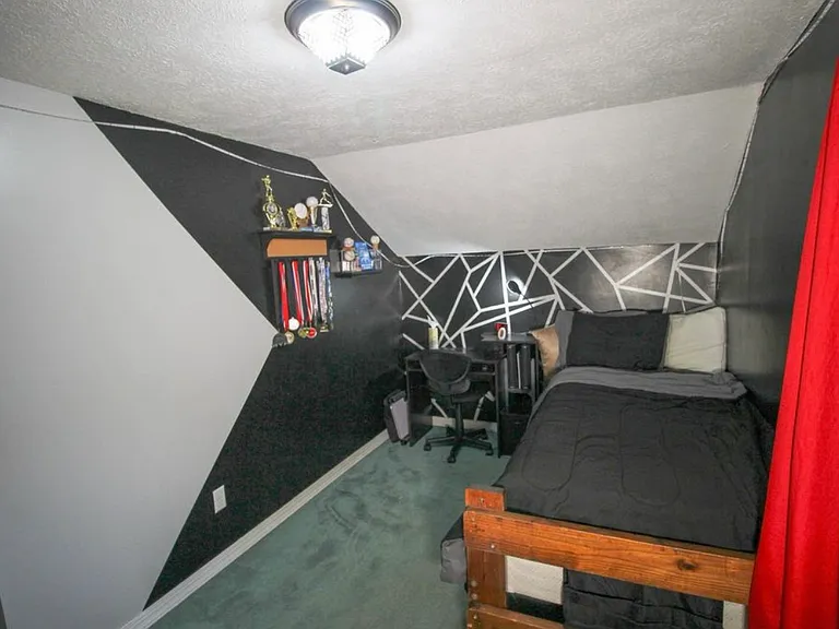 421 E Broadway St — Photo 16