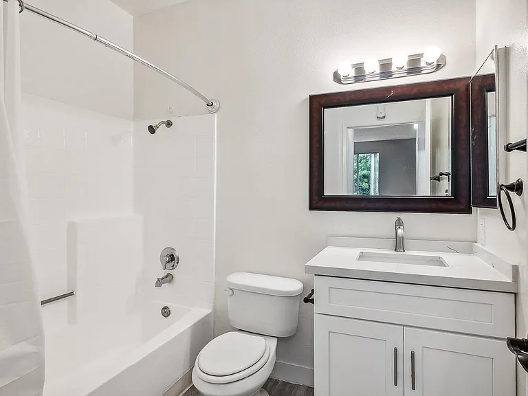 Catalina Apartments — Photo 13