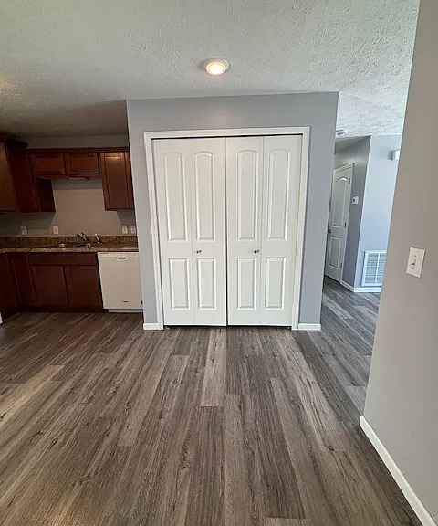 911 N Riverside Dr #7 — Photo 4