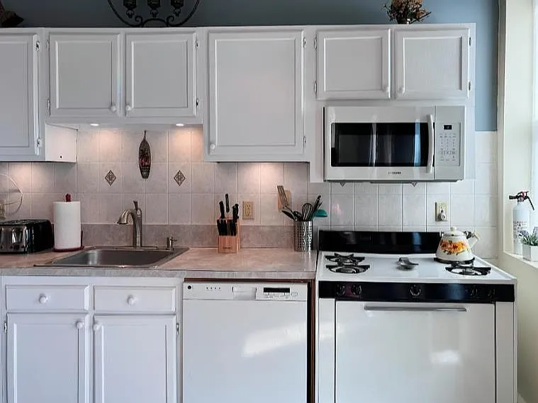 3 bed, 2.0 bath, $4,400 — Photo 3