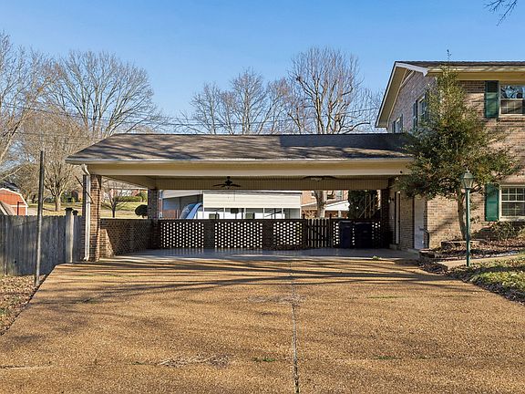 5th image of 900 Camellia Dr