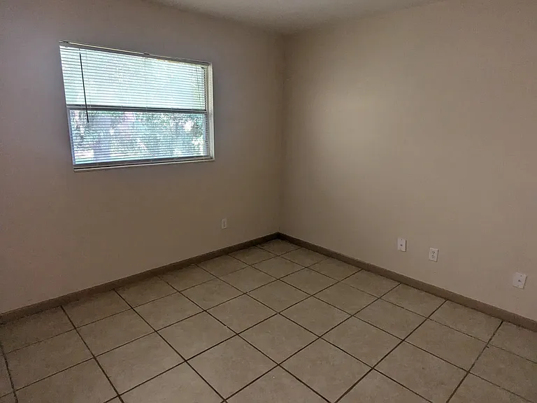 1062 Orienta Ave — Photo 5