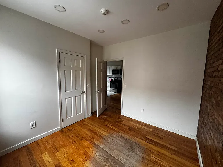659 Essex St #2R — Photo 8