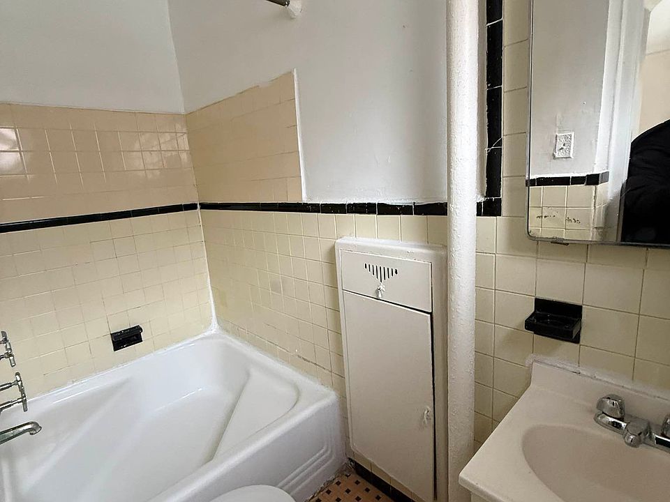 2nd image of 667 Ocean Ave #1P