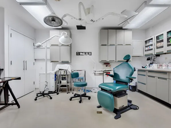 900 Park Avenue image 3 of 5