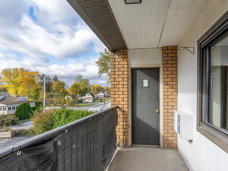 Country Club Apartments — Photo 13