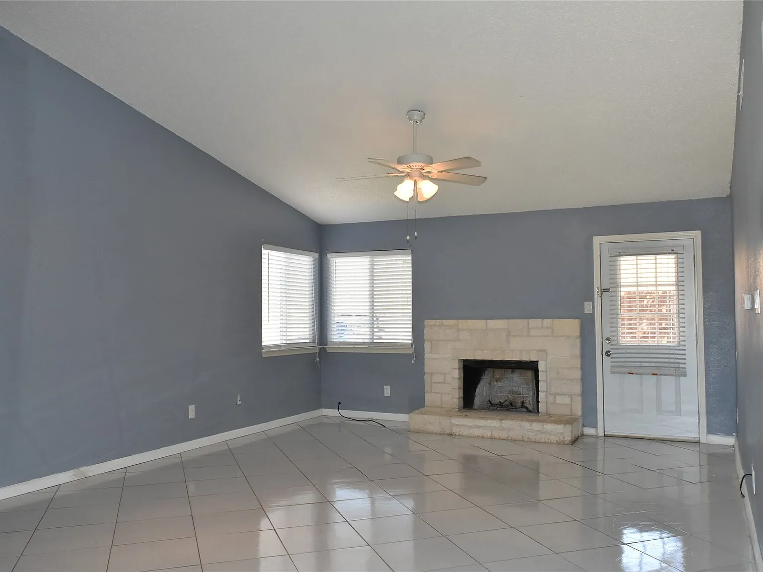 3 bed, 1.5 bath, 1132 sqft, $1,850 — Photo 2