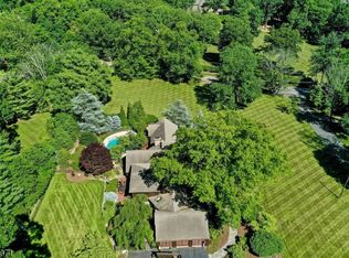 33 Woodfield Ln, Saddle River Boro, NJ 07458