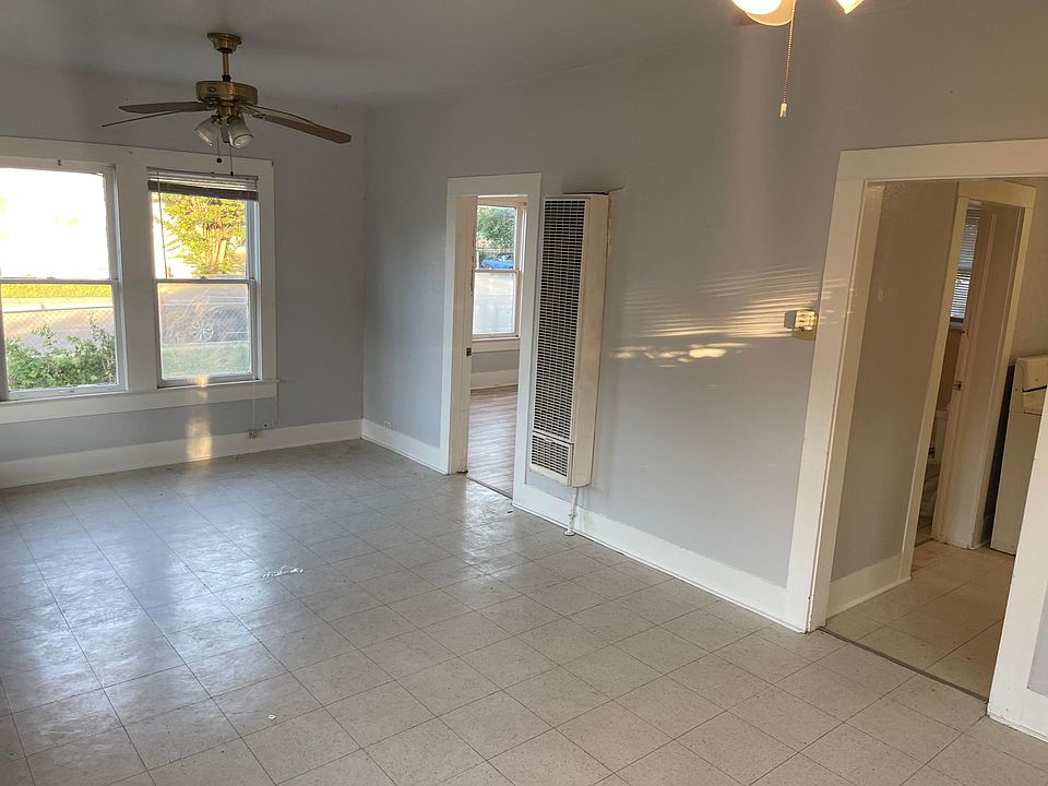 1st image of 700 W Lullwood Ave
