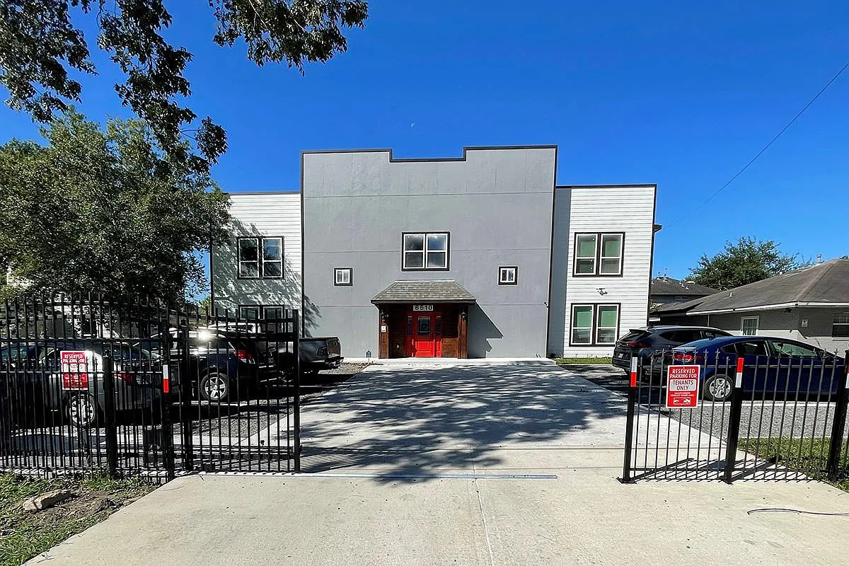 2 bed, 2.0 bath, 5752 sqft, $1,800 — Photo 1