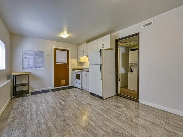 467 Dixon St #1A, New Westminster, BC V3L 3H6