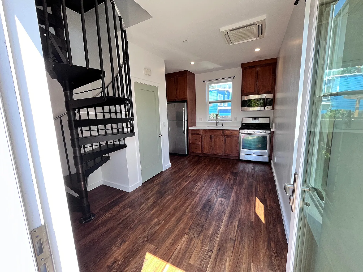 1 bed, 400 sqft, $2,200 — Photo 2