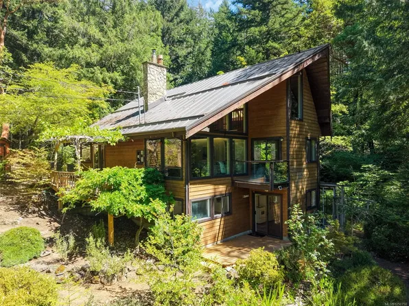 649 Lost Lake Rd, Highlands, BC V9B 6E3