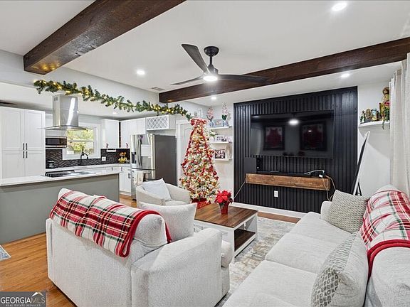 3rd image of 203 Holiday Cir