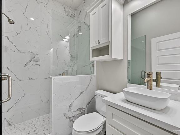 4th image of 704 W 25th St