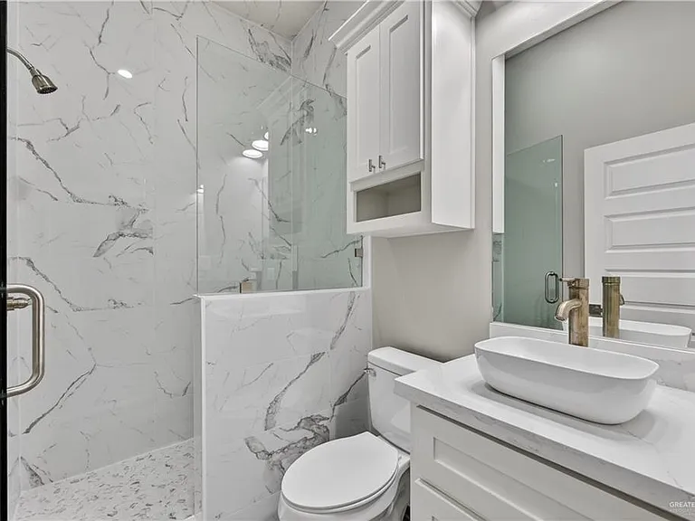 704 W 25th St — Photo 4