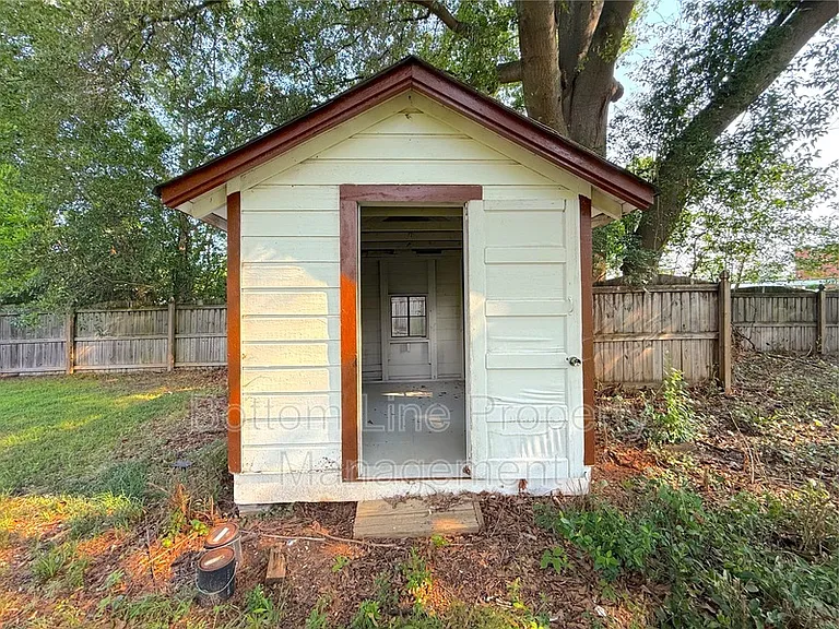 114 W College St — Photo 15