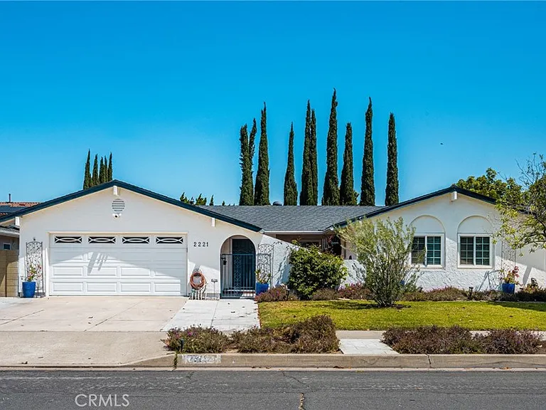 2221 E Viking Ave — Photo 1