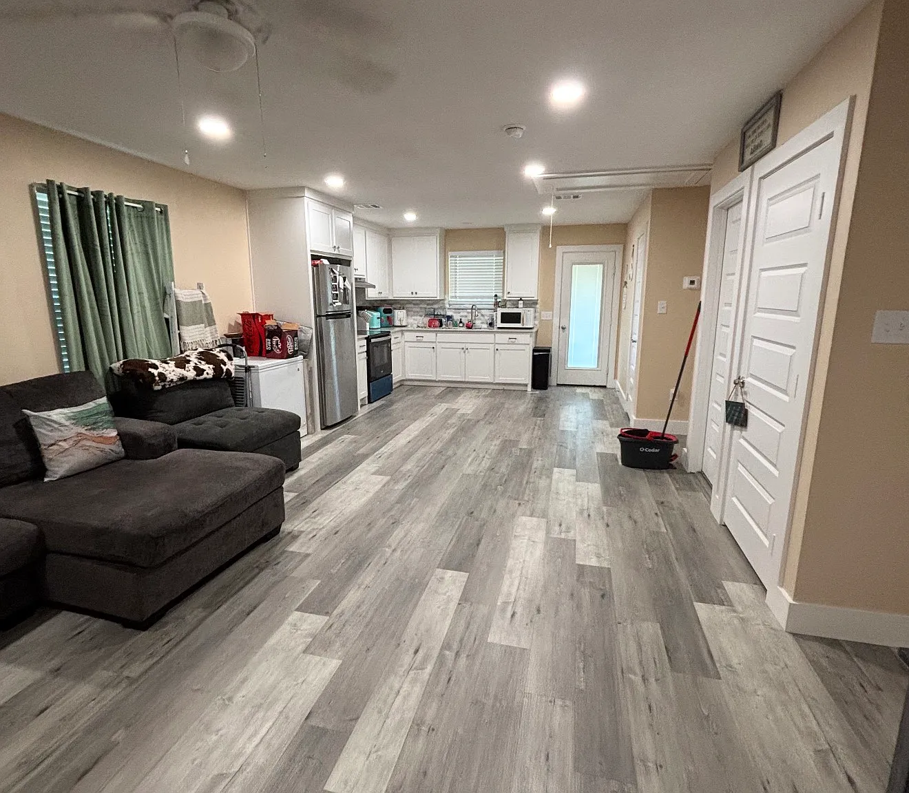 2 bed, 868 sqft, $1,350 — Photo 2