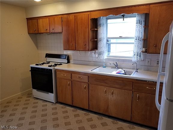2nd image of 581 Miller St