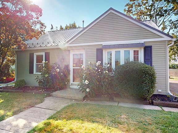 2nd image of 368 E Mountain Ave S