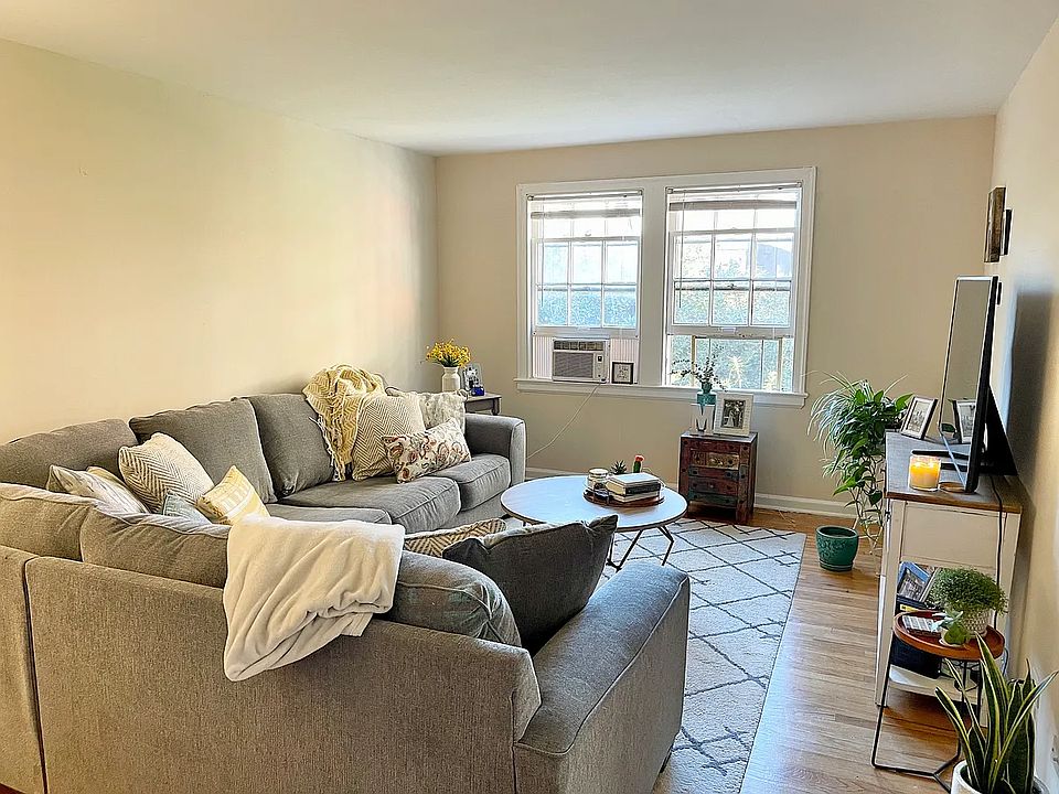 1st image of 2861 Thornhill Rd