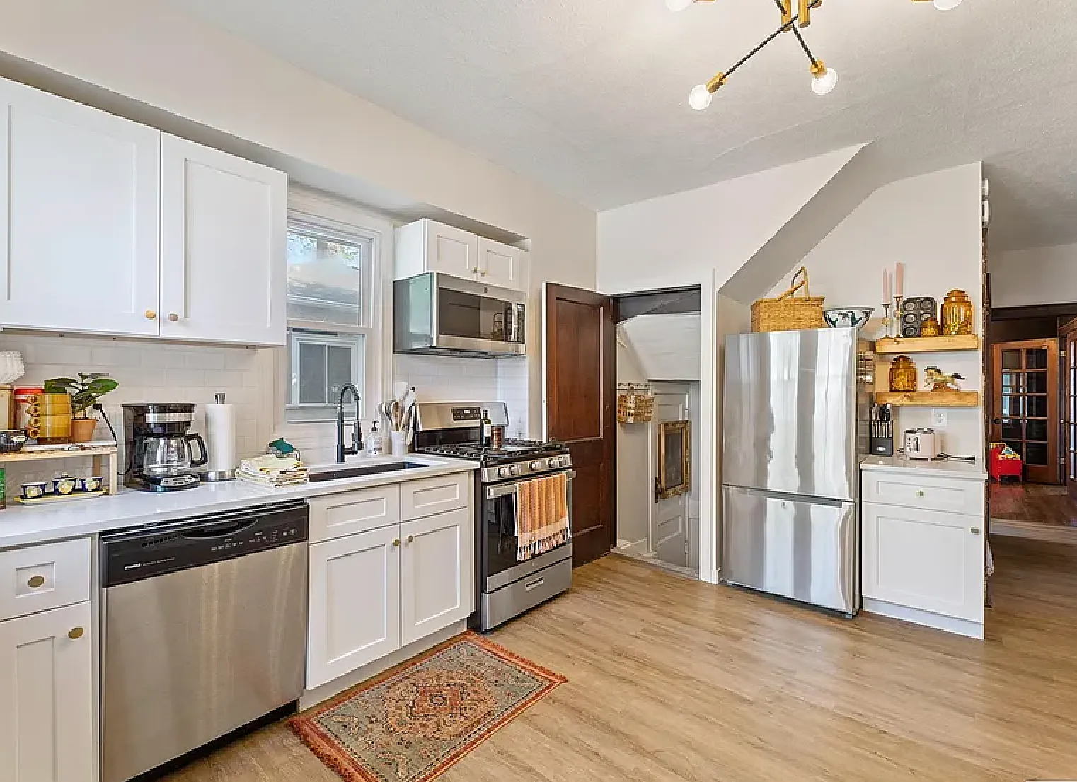 5 bed, 2259 sqft, $2,600 — Photo 3