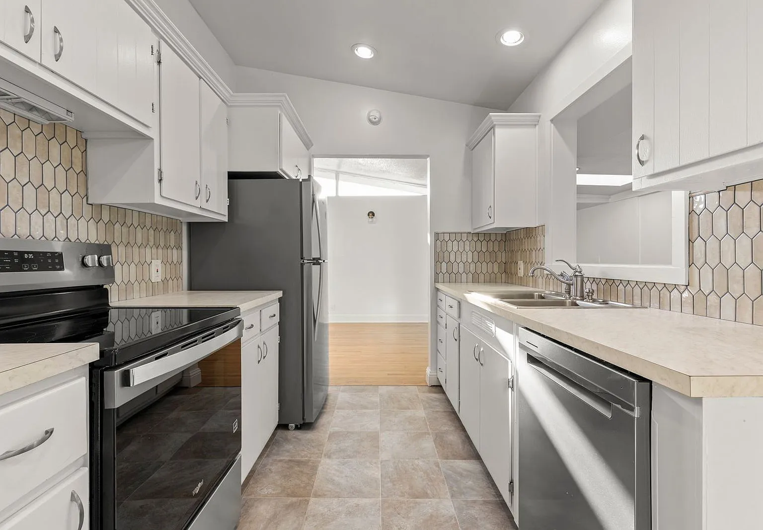 3 bed, 2.0 bath, 1430 sqft, $2,850 — Photo 4