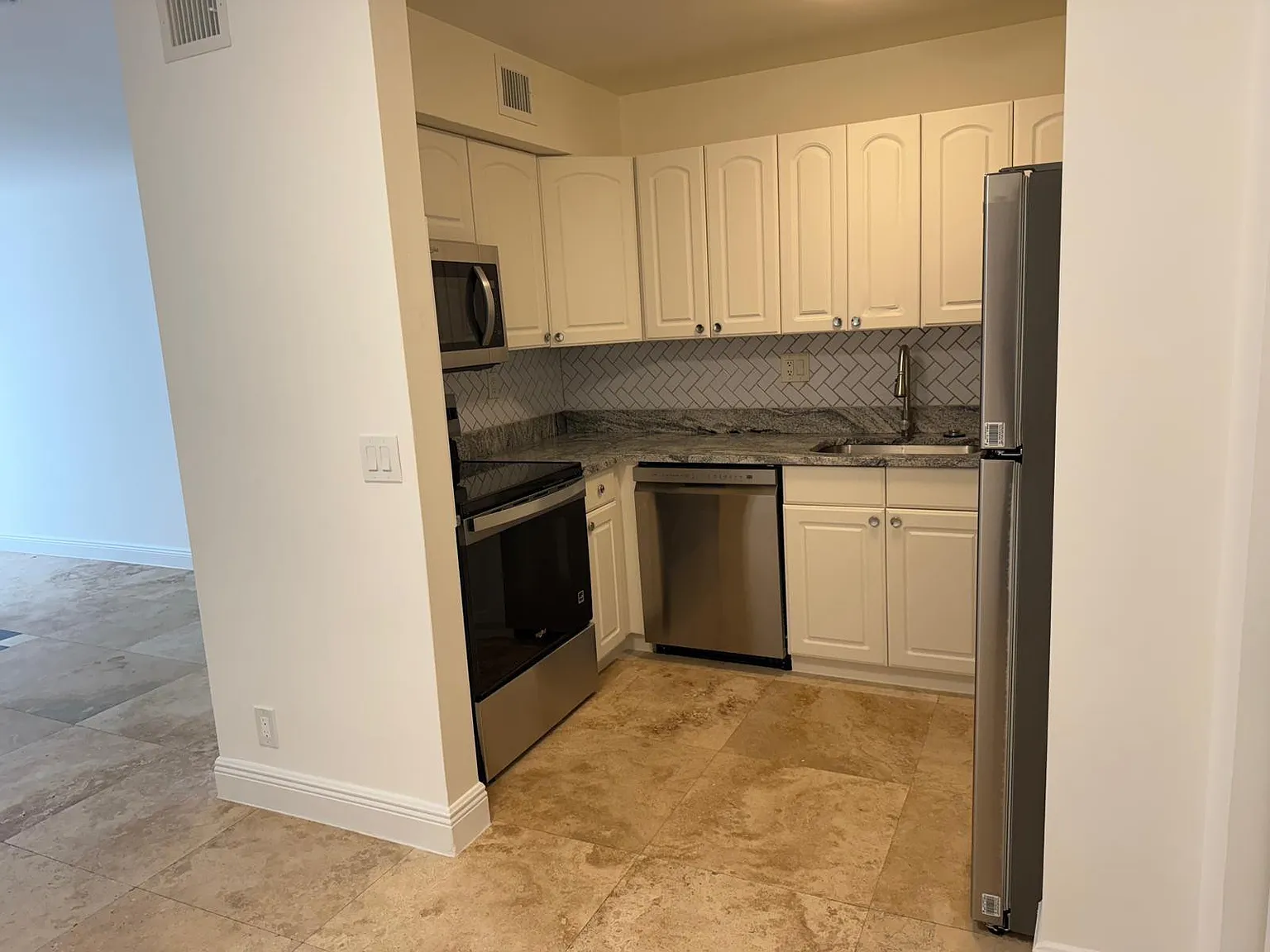 3 bed, 2.0 bath, 966 sqft, $2,500 — Photo 2