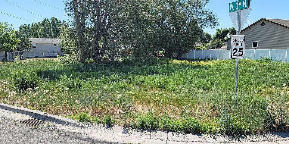 1st image of 225 N Railroad Ave