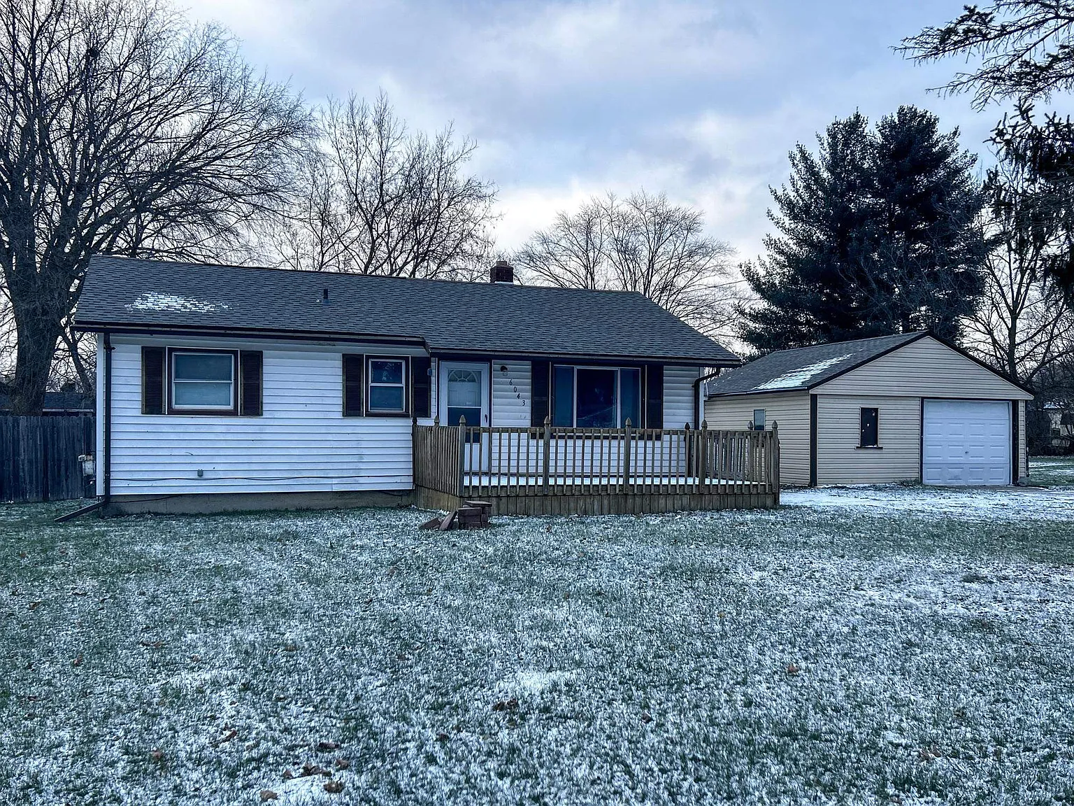 6043 Crown Point photo 1