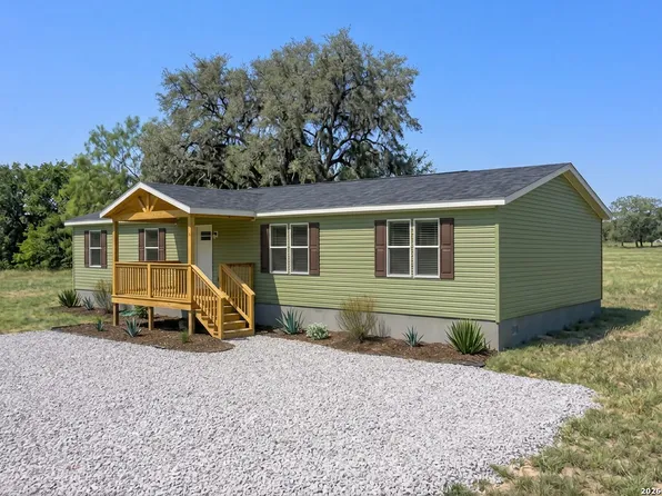 912 Swallows Ln, Seguin, TX 78155